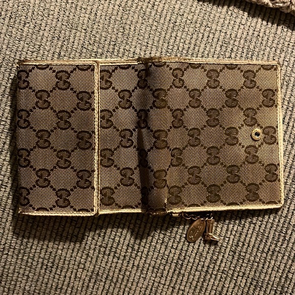 GUCCI wallet with charm *** has flaws - Picture 11 of 17